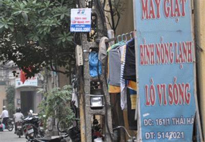 Dường như ngõ ngách nào trên phố Thái Hà cũng có bóng dáng của quảng cáo rác FPT. Ảnh chụp tại ngõ 161 Thái Hà. 
