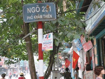 Trên phố Khâm Thiên, cứ cách khoảng hơn 100 mét lại có 1 biển quảng cáo FPT xuất hiện. 