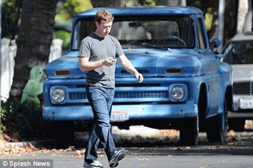 Mới đây, Zuckerberg đã các thợ săn ảnh “chộp” được đang đi dạo bộ gần ngôi nhà thuê khiêm tốn gần phía bắc California. Anh có vẻ rất chú tâm vào chiếc điện thoại trên tay.
