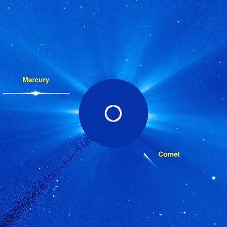 Bức ảnh ghi lại cảnh một sao chổi gần như tự sát khi  lao vào mặt trời. (Ảnh: NASA).