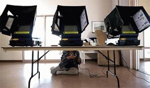 Chuẩn bị cho máy bỏ phiếu sẵn sàng phục vụ cử tri ở Searchlight, Nevada.