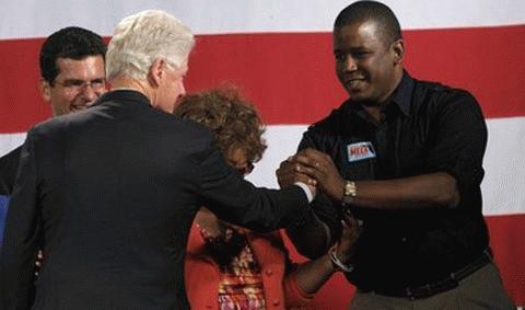 Cựu tổng thống Mỹ Bill Clinton, bắt tay ứng viên Dân chủ tranh cử vào thượng viện trong một cuộc mit tinh của đảng Dân chủ tại Orlando, Florida Ảnh AP