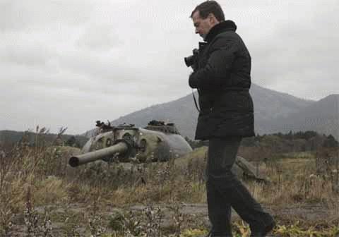 Tổng thống Nga Dmitry Medvedev chụp ảnh khi ông tới thăm đảo Kunashiri, một trong bốn đảo tranh chấp mà người Nga gọi là Nam Kuril còn người Nhật gọi là Các vùng lãnh thổ phía Nam, hôm 1/11. (Ảnh: Reuters)