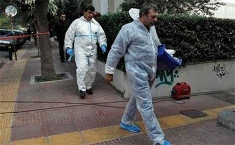 Các nhà điều tra rời sứ quán Thụy Sĩ ở Athens sau khi có báo động bom. (Ảnh: Reuters)