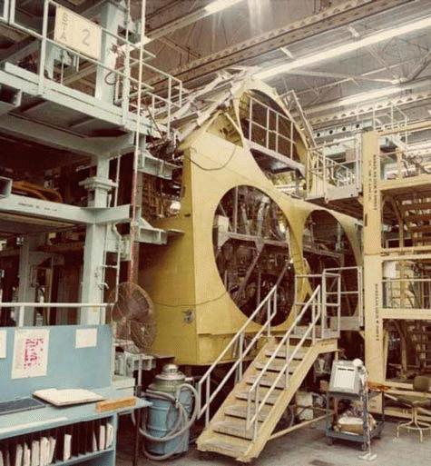 Cũng giống như những tàu con thoi khác của NASA, phần thân sau của Discovery bao gồm 3 động cơ chính sẽ giúp đưa nó vào không gian. Bức ảnh này là hình ảnh một động cơ chính của Discovery được lắp đặt tại nhà máy của công ty Rockwell, California vào 9/3/1982.