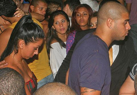 Adriano luôn thích xuất hiện với những cô gái khác nhau
