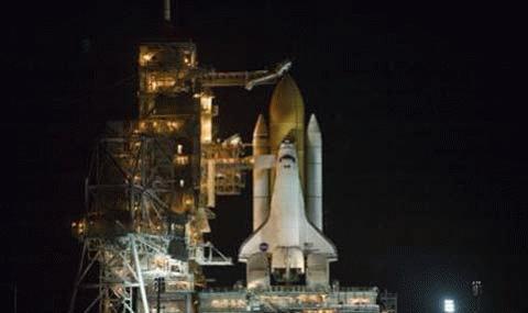 Tàu con thoi Discovery trên bệ phóng tại  Trung tâm Vũ trụ Kennedy, bang Florida (Mỹ) ngày 3/11. Ảnh: Reuters.