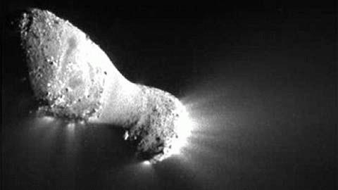 Ảnh chụp rõ nét về sao chổi Hartley 2 ở khoảng cách gần nhất với tàu Deep Impact. Ảnh: Reuters.
