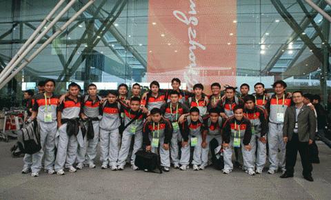 Các cầu thủ ĐT Olympic Việt Nam tại sân bay quốc tế Bạch Vân