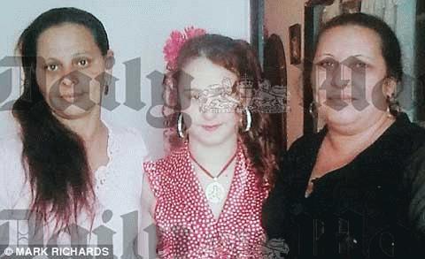 Elena cùng với mẹ Olimpia (phải) và mẹ Florina của Gheorghe. 
