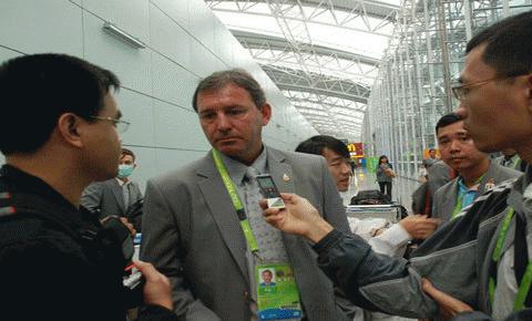 HLV trưởng ĐT Thái Lan Bryan Robson tỏ ra rất tôn trọng các đối thủ. Ảnh:TTVH