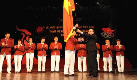 Phó Thủ tướng trao lá Quốc kỳ cho Trưởng đoàn Lê Quý Phượng. Ảnh: Quang Thắng