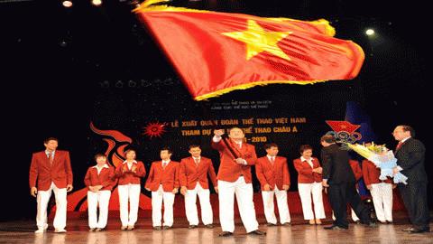 Trưởng đoàn Lê Quý Phượng phất cao lá cờ thể hiện tinh thần chiến thắng của Đoàn TTVN. Ảnh: Quang Thắng