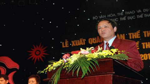 Trưởng đoàn Lê Quý Phượng nhận nhiệm vụ từ phía lãnh đạo Đảng và Nhà nước. Ảnh: Quang Thắng