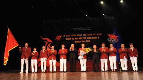 PTT Nguyễn Thiện Nhân và Bộ trưởng Hoàng Tuấn Anh chụp ảnh lưu niệm cùng đại diện các đội tuyển. Ảnh: Quang Thắng