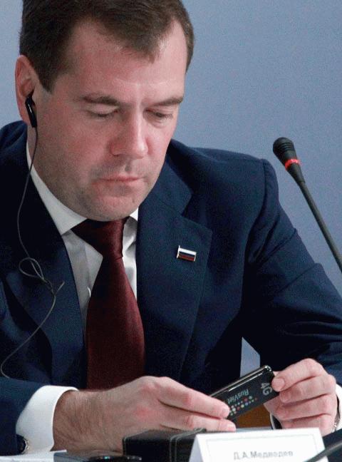 Tổng thống Nga Medvedev đặc biệt chú ý tới sản phẩm kết nối Internet di động 4G của RusViet Telecom ngay tại cuộc họp báo.