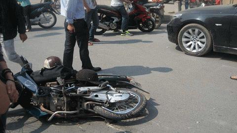 Chiếc xe máy bị xe trộn bê tông chèn qua, may mắn 2 sinh viên thoát chết