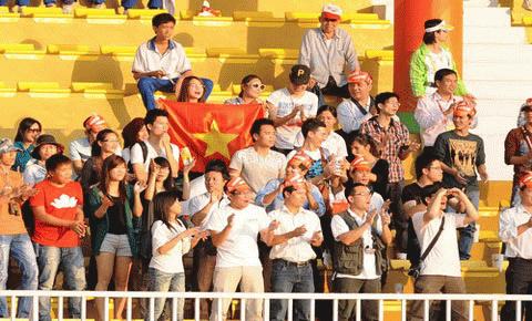 Số ít CĐV Việt Nam đến cổ vũ cho đội nhà và được hưởng niềm vui chiến thắng. Ảnh: TTVH