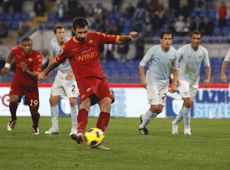 Vucinic góp một bàn từ chấm penalty giúp Roma thắng trận Derby