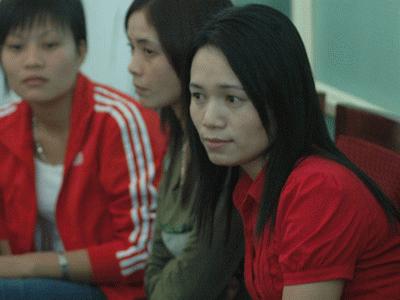 Chị Tô Thị Tuyết (áo cộc đỏ, ngoài cùng) đang lắng nghe BTC phổ biến nội quy cuộc thi tại Hà Nội.