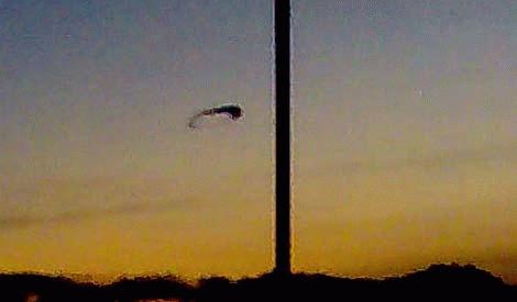 Ảnh chụp UFO thứ nhất xuất hiện trên bầu trời Scarborough. Ảnh: The Sun.