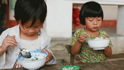 Bữa trưa của các cháu Trường MN Sơn Lộc, xã Sơn Lộc, huyện Can Lộc, Hà Tĩnh sau đợt lũ, chỉ có cơm, ít thức ăn và canh rau.