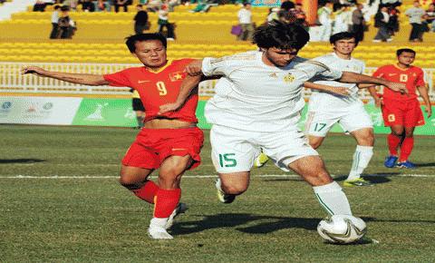 Thành Lương không thể làm gì trước các cầu thủ cao to của Turkmenistan. Ảnh: Getty Images