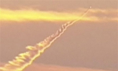 Một vật bay ngang trời tạo ra một vệt khói dài trên bầu trời bờ biển California. (Ảnh: AP)