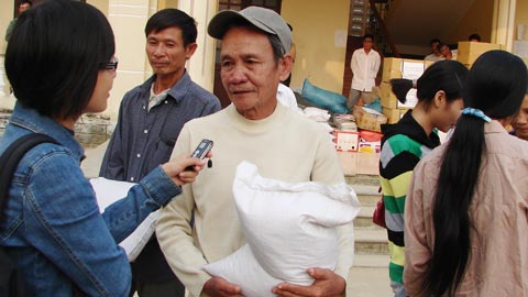 Bác Trần Minh Công, xã Đức Liên, huyện Vũ Quang, Hà Tĩnh phấn khởi nhận quà cứu trợ gạo do bạn đọc VietNamNet gửi tặng. Ảnh: Anh Tuấn.
