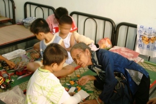 Bà Trần Thị Diệu thăm 2 cháu ngoại của mình tại Trung tâm. Ảnh: Đ.Đ