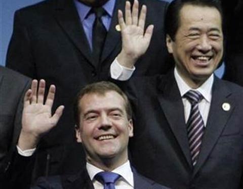 Tổng thống Nga Dmitry Medvedev (trái) và Thủ tướng Nhật Bản Naoto Kan trong bức ảnh chụp các lãnh đạo dự hội nghị G20 ở Seoul ngày 12/11. (Ảnh: Reuters)