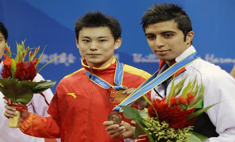 Yuan Xiaochao (giữa) mở hàng cho đoàn thể thao Trung Quốc. Ảnh: Reuters