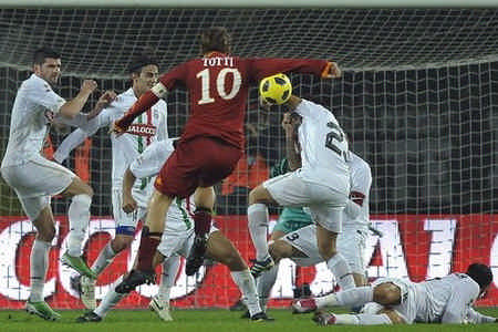Tình huống dẫn đến quả 11m gây tranh cãi của Totti