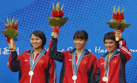 Từ trái qua: Cù Thị Thanh Tú, Nguyễn Thị Thu Hằng và Đặng Hồng Hà là 3 xạ thủ đã giành HCB đầu tiên cho đoàn TTVN