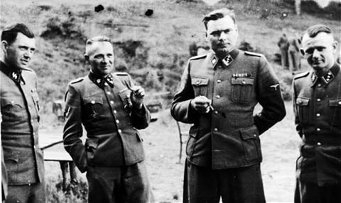 Báo cáo nêu chi tiết cuộc truy đuổi Josef Mengele (trái), một sĩ quan SS và một bác sĩ có biệt danh 