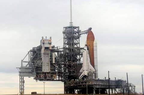 Tàu Discovery trên bệ phóng ở Trung tâm vũ trụ Kennedy của NASA rại Florida, Mỹ ngày 4/11. Ảnh: AP