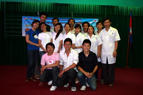 Hội người Việt Nam và nhãn hàng Doublemint tổ chức khám bệnh và cấp thuốc miễn phí cho bà con Việt Kiều nghèo tại Phnom Penh 