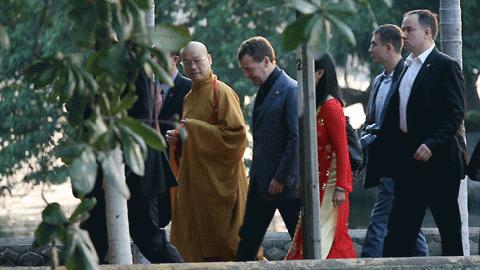Tổng thống Nga đi lễ chùa Hà Nội