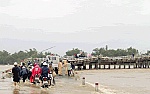 Lũ lớn làm gãy hai nhịp cầu